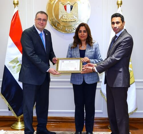 وزيرة التنمية المحلية تتسلم من رئيس الجهاز المركزي للتنظيم والإدارة شهادة اعتماد مركز سقارة للتدريب لأول مرة منذ إنشائه