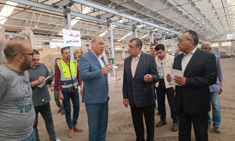 وزير الإنتاج الحربي يتابع سير العملية الإنتاجية بشركة شبرا للصناعات الهندسية (مصنع 27 الحربي)