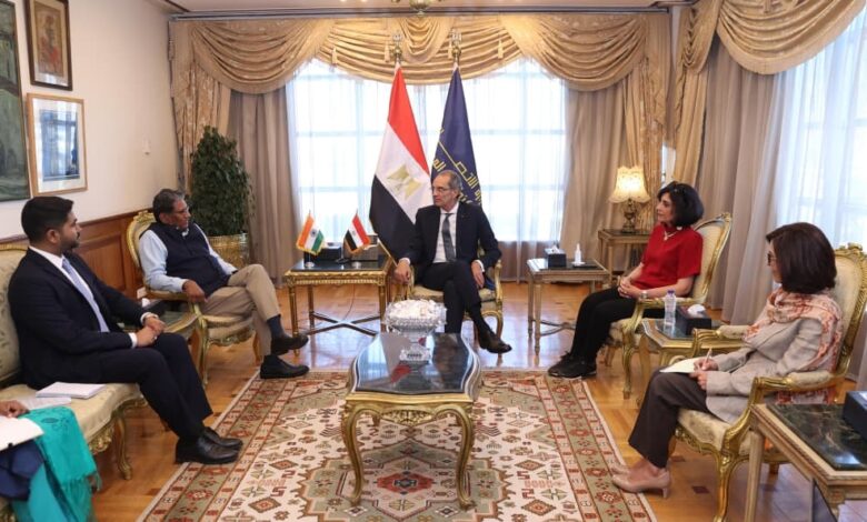 وزير الاتصالات يبحث مع سفير الهند بالقاهرة تعزيز التعاون في مجالات التعهيد وبناء القدرات الرقمية والذكاء الاصطناعي