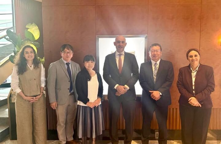 وزير التربية والتعليم يلتقي بمجموعة من الخبراء اليابانيين