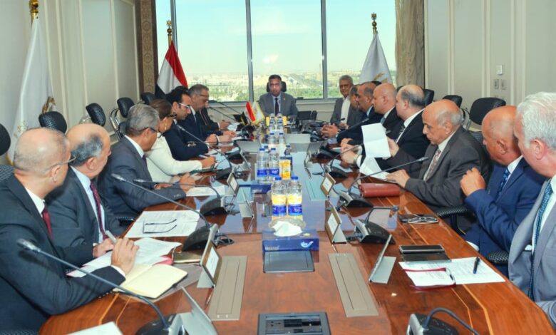 وزير التموين يجتمع مع قيادات الشركة القابضة والشركات التابعة لمتابعة توافر السلع وضبط الأسواق