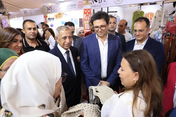 وزير الثقافة يتفقد معرض ديارنا للحرف التراثية ويشيد بمهارة الحرفيين المصريين المشاركين