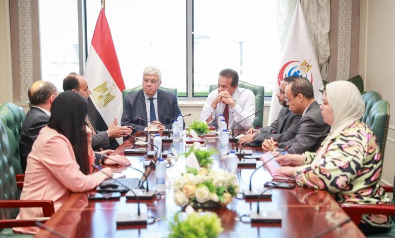 وزير الصحة يناقش مع وزير التعليم العالي تعزيز التعاون في مجال البحث العلمي لعلاج الأورام السرطانية
