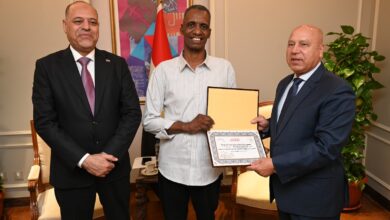 وزير الصناعة والنقل وبحضور وزير العمل يكرم عامل مزلقان السادات ببني سويف