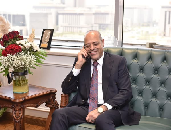 وزير العمل يتواصل هاتفيًا مع عامل المزلقان الذي أنقذ شابًا حاول عبور القضبان ببني سويف