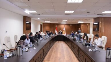 وزير العمل يعقد اجتماعًا مع مُمثلي شركات توصيل الطلبات..وتوريد مهمات الوقاية