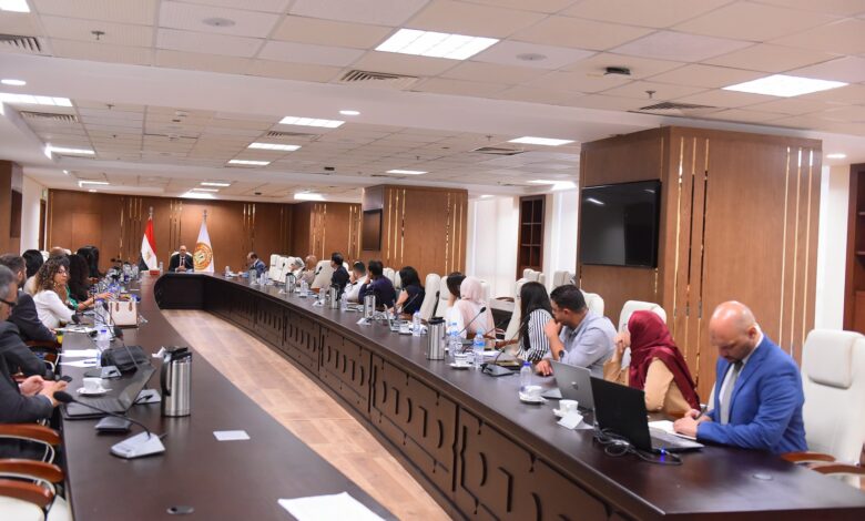 وزير العمل يفتتح ندوة توعوية بقانون العمل الجديد