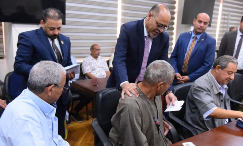 وزير العمل يُسلم بطاقات بنكية لعمال مصريين من مُستحقي المعاشات التقاعدية العراقية