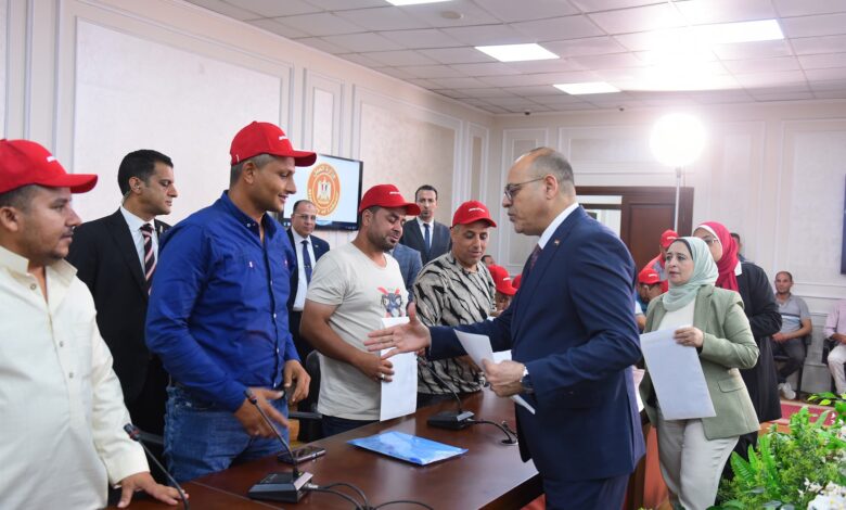 وزير يُسلم عقود عمل جديدة لكوادر مصرية اجتازوا الاختبارات للعمل بشركة مقاولات في البوسنة والهرسك