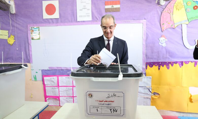 وزير الاتصالات وتكنولوجيا المعلومات يُدلي بصوته في انتخابات مجلس الشيوخ