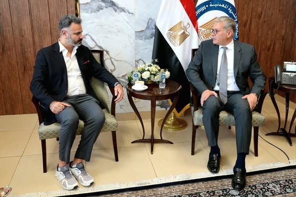وزير البترول يلتقي رئيس مجلس الإدارة والرئيس التنفيذي لشركة IRH الإماراتية لبحث آفاق التعاون في مجالات التمويل والتعدين
