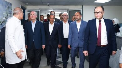 وزير الخارجية يرافق رئيس الوزراء الفلسطيني لزيارة الجرحى الفلسطينيين بمستشفى العريش العام