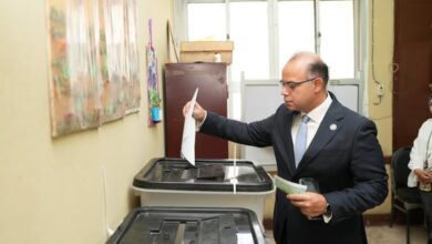 رئيس الهيئة العامة للرقابة المالية يُدلي بصوته في انتخابات مجلس الشيوخ 2025
