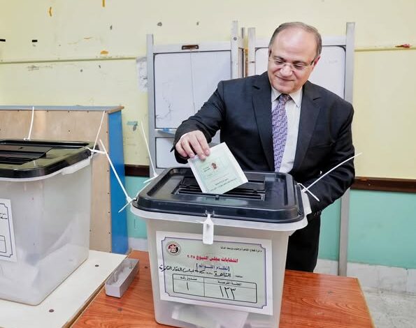 رئيس هيئة الدواء المصرية يُدلي بصوته في انتخابات الشيوخ