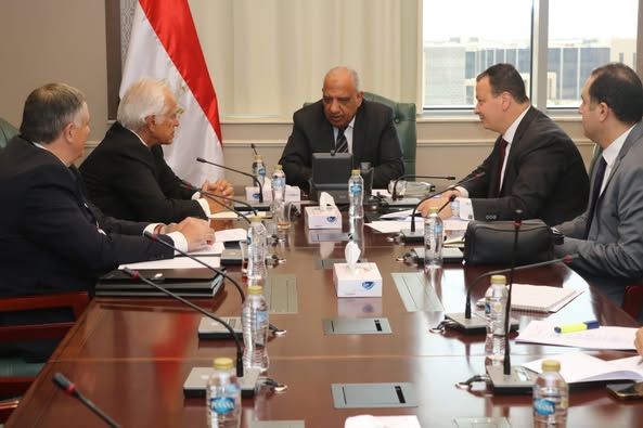عصمت يلتقي رئيس مجموعة كوبولوزيس اليونانية لبحث مستجدات تنفيذ مشروع الربط الكهربائي بين مصر واليونان