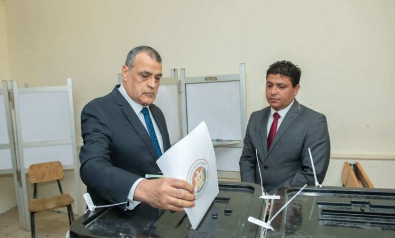 وزير الدولة للإنتاج الحربي يُدلي بصوته في انتخابات مجلس الشيوخ