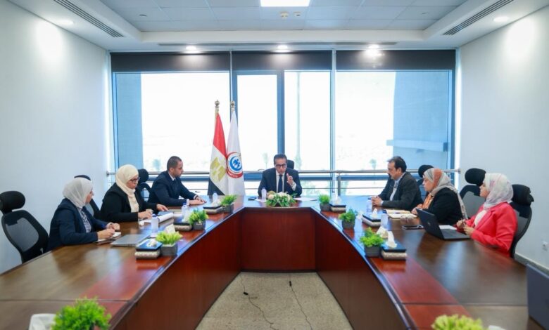 وزير الصحة يناقش مستجدات ملف تكليف أعضاء المهن الصحية ويبحث آليات توزيعهم على المنشآت الصحية