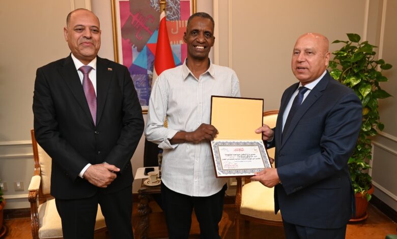 وزير الصناعة والنقل وبحضور وزير العمل يكرم عامل مزلقان السادات ببني سويف