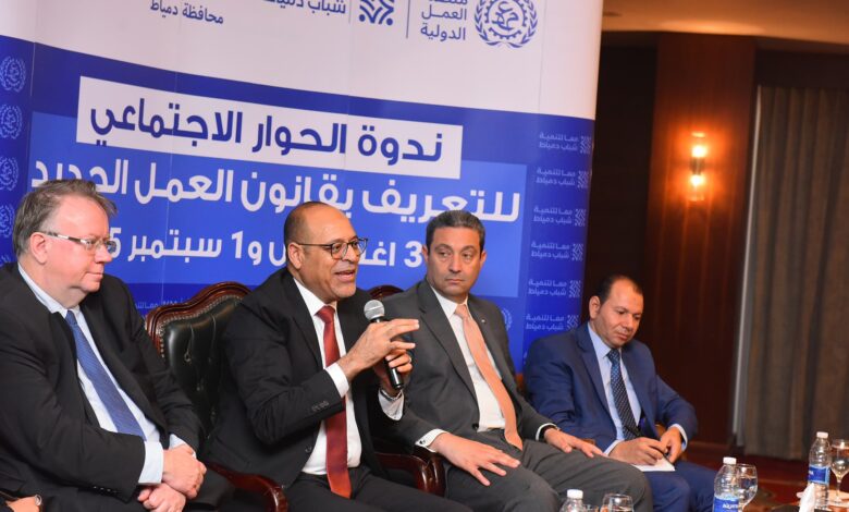 وزير العمل خلال افتتاح ندوة تثقيفية بمواد قانون العمل الجديد القانون يدخل حيز التنفيذ غدًا الاثنين