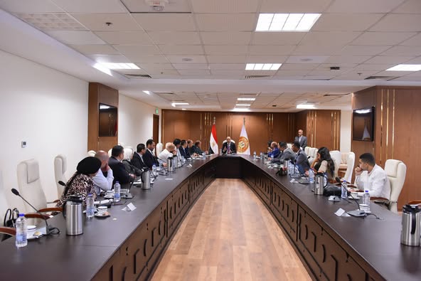 وزير العمل يعقد اجتماعًا مع مُمثلي شركات توصيل الطلبات..وتوريد مهمات الوقاية