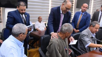 وزير العمل يُسلم بطاقات بنكية لعمال مصريين من مُستحقي المعاشات التقاعدية العراقية