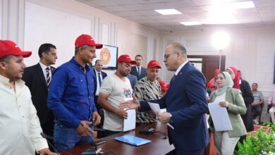 وزير يُسلم عقود عمل جديدة لكوادر مصرية اجتازوا الاختبارات للعمل بشركة مقاولات في البوسنة والهرسك