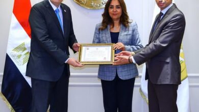وزيرة التنمية المحلية تتسلم من رئيس الجهاز المركزي للتنظيم والإدارة شهادة اعتماد مركز سقارة للتدريب لأول مرة منذ إنشائه