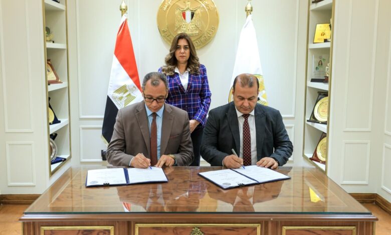 وزيرة التنمية المحلية تشهد مراسم توقيع عقد توريد مجزرين متنقلين لذبح الماشية في المناطق النائية والحدودية