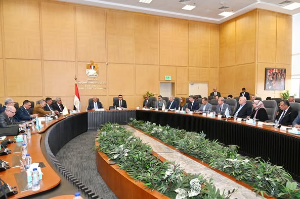 وزير الإسكان ورئيس الهيئة العربية للتصنيع يتابعان موقف تنفيذ مشروعات المبادرة الرئاسية "حياة كريمة"