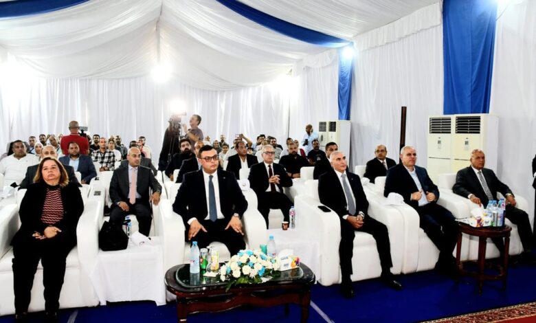 وزير الإسكان يُسلم عددا من عقود وحدات المبادرة الرئاسية "سكن لكل المصريين" بإعلاني "العاشر والرابع عشر" بمدينة العبور الجديدة