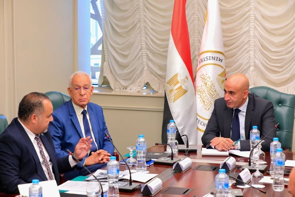 عبد اللطيف يلتقي بوفد من مؤسسة "مصر الخير" لبحث تعزيز التعاون في عدد من المبادرات المتعلقة بمجال الكشف عن ضعاف البصر بين طلاب المدارس