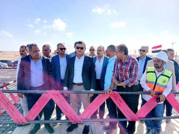 الشربيني يتفقد مشروع إنشاء محطة لتحلية مياه البحر بمدينة العلمين الجديدة