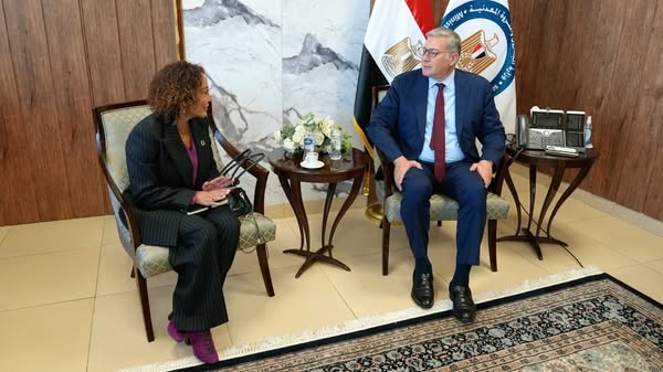 بدوي يبحث مع فالكو الأمريكية خطط التوسع واستخدام الطاقة المتجددة في حقولها بمصر