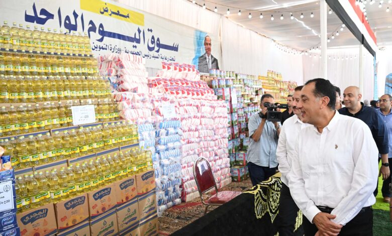 رئيس الوزراء يتفقد سوق اليوم الواحد للسلع الغذائية بأشمون