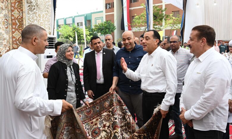 رئيس الوزراء يتفقد معرض صناعات الحرف اليدوية والتراثية بقرية شمّا بأشمون