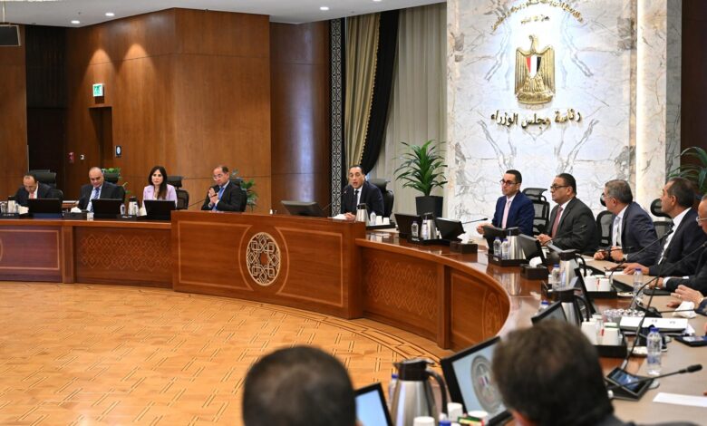 رئيس الوزراء يجتمع برؤساء ومسئولي المجالس التصديرية