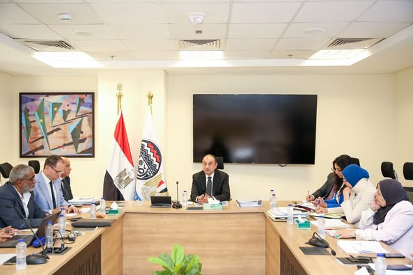 شيمي يجتمع برؤساء شركات "القابضة للسياحة والفنادق" لاستعراض مؤشرات الأداء ومستجدات المشروعات