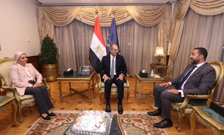 طلعت يستقبل رئيس مجلس إدارة الشركة المصرية للاتصالات والعضو المنتدب والرئيس التنفيذي الجديد للشركة