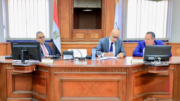 عبد اللطيف يعقد اجتماعًا مع قيادات الهيئة العامة للأبنية التعليمية لمتابعة الاستعدادات للعام الدراسي