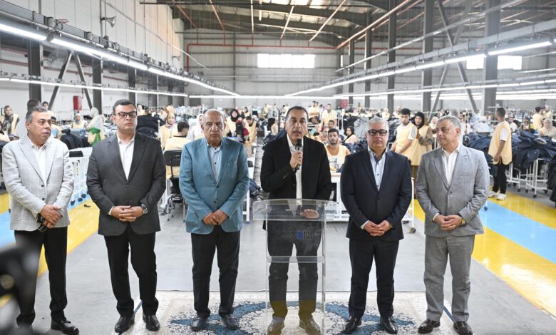 رئيس الوزراء يدلي بتصريحات صحفية عقب افتتاح مشروعات جديدة بـ "القنطرة غرب الصناعية" رئيس الوزراء: "القنطرة غرب الصناعية" كانت مُخططة ضمن مناطق تنمية إقليم قناة السويس قبل عام 2011.. ولم يتم البدء الحقيقي في عملية التنفيذ سوى خلال السنوات الثلاث الأخيرة مع توافر الإرادة السياسية بضرورة إسراع الخطى في تنمية منطقة قناة السويس مدبولي: ما يتحقق هنا حصاد تجنيه الدولة بعد حجم العمل الذي تم إنفاقه في مشروعات البنية الأساسية على مدار السنوات الثمان الماضية .. لم يكن لمستثمر أن يأتي إذا لم يكن لدي أراضٍ صناعية بها بنية أساسية متطورة وآليات لسرعة اتخاذ القرار وإصدار التراخيص في أسرع وقت وعمالة مدربة وماهرة بواسطة/ محمد علي عقب افتتاح عددٍ من المشروعات التنموية والصناعية الجديدة بمنطقة القنطرة غرب الصناعية التابعة للهيئة العامة للمنطقة الاقتصادية لقناة السويس، أدلى الدكتور مصطفى مدبولي، رئيس مجلس الوزراء، بتصريحات صحفية، أعرب خلالها عن سعادته بزيارة المنطقة، موضحاً أن سر سعادته يكمن في أن هذه المنطقة المُعروفة بـ "أبو خليفة" كانت مُخططة ضمن مناطق تنمية إقليم قناة السويس، من قبل عام 2011، وتم إجراء دراسات عليها، كما تم وضع حجر أساس لها، إلا أنه لم يتم البدء الحقيقي في عملية التنفيذ سوى خلال السنوات الثلاث الأخيرة، مع توافر الإرادة السياسية بضرورة إسراع الخطى في تنمية منطقة قناة السويس. وأضاف رئيس الوزراء أن اختيار هذا الموقع قبل عام 2011 جاء نتيجة مقومات معينة تتمثل في قربه من العديد من الموانئ، وخدمته لعدة محافظات، وبالتالي فإن قيام المشروعات به يخلق فرص عمل كبيرة، مؤكدا أن هذا الموقع لم يشهد أي خطوات تنمية سوى في الأعوام الأخيرة، وذلك لأننا لكي نتمكن الآن من إقامة مصانع وجذب استثمارات، كان الأمر يتطلب من الدولة أن تستثمر بقوة في البنية الأساسية، وما يتحقق هنا حصاد تجنيه الدولة بعد حجم العمل الذي تم انفاقه في مشروعات البنية الأساسية على مدار السنوات الثمان الماضية. ولفت الدكتور مصطفى مدبولي إلى أن هذه النقطة التي يقف الحضور عليها اليوم، كانت واحدة من المناطق التي تمتلئ بمياه البحر، حيث كانت المنطقة كلها بهذه الصورة، تضم مياه مالحة بأعماق تصل إلى 3 أمتار في مناطق عديدة منها، وبالتالي لم يكن هناك أرض للتنمية، مضيفاً أنه لكي نقف اليوم على أرض أحد مصانع المنطقة، ونشاهده وهو ينتج، فذلك نتيجة لحجم كبير من الجهد والإنفاق الذي تم بذله، لكي نجذب مستثمر أجنبي للقدوم وإقامة مشروع كهذا، يضخ فيه استثمارات بمئات ملايين الدولارات، ويوفر آلاف من فرص العمل لشبابنا، لكي يستطيع تحقيق حجم صادرات كبير لهذا البلد، مستطرداً بأنه لم يكن لمستثمر أن يأتي إذا لم يكن لدي أراضٍ صناعية بها بنية أساسية متطورة، وآليات حكومية لسرعة اتخاذ القرار، وقدرة على إصدار التراخيص له في أسرع وقت، وعمالة مدربة وماهرة، وهذا ما يجذب المستثمر للقدوم. وأضاف رئيس الوزراء أن هذه المنطقة الصناعية تصل مساحتها الإجمالية إلى نحو 20 مليون م2، وكل ما تم البدء فيه هو المرحلة الأولى فقط، ومن المتوقع أن يتكلف تأهيل هذه المنطقة وتنفيذ البنية الأساسية لها، وتنفيذ جميع متطلبات الاستثمار بها نحو 15 مليار جنيه، الذي يمكن أن نتوقف عنده ونقول بأنه بالفعل رقم كبير، إلا أننا بعد الانتهاء من تطوير المرحلة الأولى فقط من هذه المنطقة، وبعد أن وفرنا لها البنية الأساسية اللازمة؛ استطاعت المنطقة جذب 40 مشروعا في طور التنفيذ، ومنها المصنعين اللذين تم افتتاحهما اليوم. وفي هذا السياق، أشار رئيس الوزراء إلى أن هذه المشروعات تكمن في استثمار بقيمة مليار دولار تم ضخها من الخارج، توفر 50 ألف فرصة عمل للشباب المصري، والأهم في هذا الصدد هو الصادرات؛ فإذا افترضنا أن كل مصنع سيقوم بتصدير من 50 إلى 100 مليون دولار سنويا، فنحن نتكلم إذن عن صادرات بقيمة تتراوح بين 3 – 4 مليارات دولار سنويا للمشروعات جميعها، في مقابل الإنفاق على المنطقة كلها، لافتا إلى أنه مخطط لهذه المنطقة أن تستوعب إقامة 50 مصنعا، فباكتمالها تتوافر لدينا 500 ألف فرصة عمل، ويكون هناك فرصة للمنطقة أن تقوم بتصدير بقيمة 25 مليار دولار. وأضاف الدكتور مصطفى مدبولي: بدون إنفاق الدولة على البنية الأساسية، وتجهيز المنطقة بجميع المرافق لن يتم ضخ أي استثمارات بها، مشيرا إلى أنه في غضون عامين ونصف العام على الأكثر سيتم اكتمال المشروعات، مما يسهم في صادرات بنحو 4 مليارات دولار من هذه المنطقة فقط، ولذا فحينما نتحدث عن رؤيتنا لوصول صادراتنا بحلول 2030 إلى 140 مليار دولار فنحن نتحدث عن واقع نلمسه من تنفيذ هذه المشروعات التي كلما أسرعنا بتنفيذها وأدخلنا المرافق إليها، وقمنا بجذب الاستثمارات إليها من مستثمرين أجانب، نوفر مئات الآلاف من فرص العمل، وكلما استطعنا تحقيق مخططات الصناعة والتنمية الصناعية التي نحلم جميعا بأن تقود قاطرة التنمية الاقتصادية طبقا لما عرضناه من رؤيتنا لـ 2030 يكون ذلك هو ما يتحقق على أرض الواقع بالفعل. ووجه رئيس مجلس الوزراء الشكر لكل القائمين على تنفيذ هذه المنطقة الصناعية، وعلى كل الجهود المبذولة بها، من محطة مياه، ومحطة غاز، وكهرباء، وصرف صحي، وشبكات اتصالات، وبنية أساسية ضخمة للغاية، بخلاف أعمال الردم، فضلا عن تنفيذ شبكة طرق رغم أنها كانت مجرد برك ومستنقعات. وفي ختام تصريحاته، قال الدكتور مصطفى مدبولي: أتابع مع رئيس المنطقة الاقتصادية، ووعدته أنه خلال ثلاثة أشهر نقوم بزيارة أخرى لهذه المنطقة، ونتطلع لأن يتم افتتاح مصانع أكثر، وكل هذا ما يحقق العوائد الحقيقية للاقتصاد المصري في المرحلة القادمة. مدبولي يدلي بتصريحات صحفية عقب افتتاح مشروعات جديدة بـ القنطرة غرب الصناعية