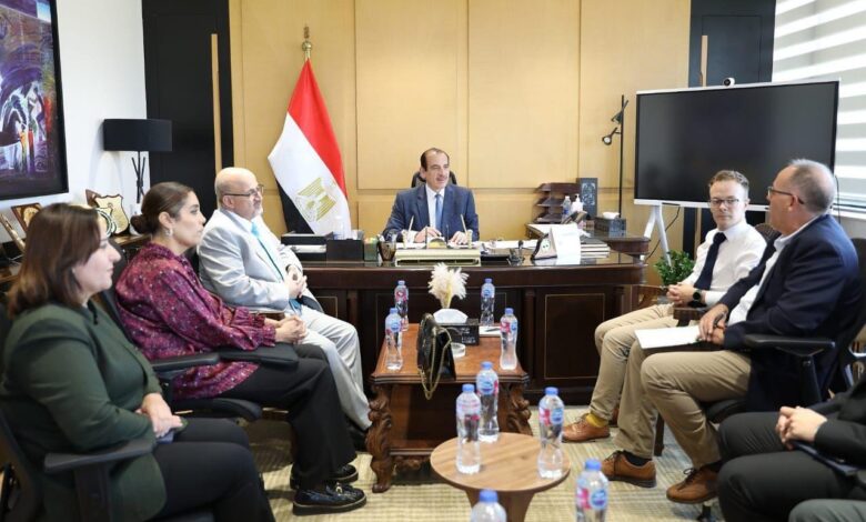 نائب وزير الصحة يعقد اجتماعًا مع وفد اللجنة الدولية للاعتماد في مكافحة مقاومة المضادات الحيوية