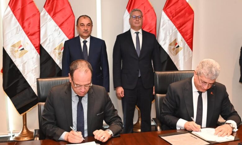 وزيرا قطاع الأعمال والبترول يشهدان توقيع عقد بين "إيجوث" و"بتروجت" لإعادة تأهيل وتشغيل فندق "جيت بيتش" بالعين السخنة