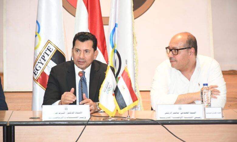 وزير الرياضة ورئيس اللجنة الأولمبية يجتمعان برؤساء الاتحادات لمتابعة الأكواد الطبية