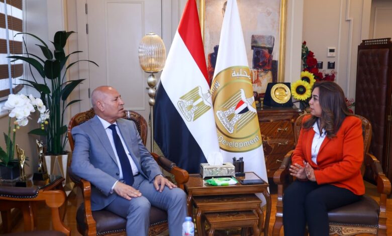 وزيرة التنمية المحلية تتابع مع محافظ القاهرة المشروعات التنموية والخدمية والموقف التنفيذي لتطوير بعض المناطق بالعاصمة