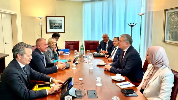 بدوي يزور مقر شركة "إيني" بمدينة ميلانو.. ويعقد جلسة مباحثات مع الرئيس التنفيذي للشركة