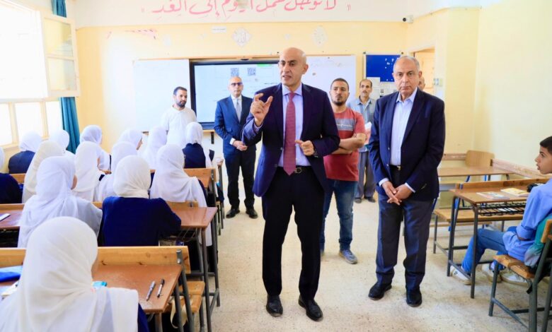 في إطار الجولات الميدانية المتواصلة بمختلف محافظات الجمهورية وزير التربية والتعليم ومحافظ المنيا يتفقدان عددا من المدارس بقرية تونة الجبل بالمحافظة