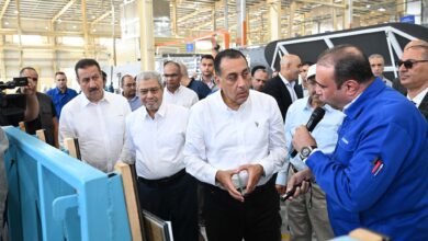 رئيس الوزراء يزور مصنع العربي ـ تويواتشي لإنتاج الزجاج الهندسي