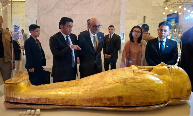 رئيس جمهورية سنغافورة يزور المتحف القومي للحضارة المصرية