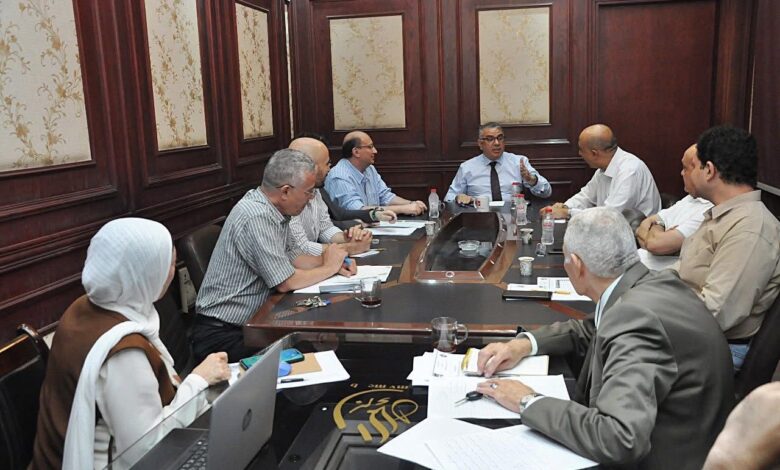 عميد كلية التجارة جامعة عين شمس يترأس اجتماعًا مع منسقي البرامج الدراسية لتقييم أول أسبوع دراسة