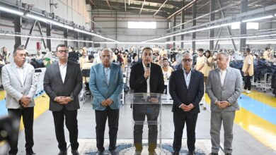 رئيس الوزراء يدلي بتصريحات صحفية عقب افتتاح مشروعات جديدة بـ "القنطرة غرب الصناعية" رئيس الوزراء: "القنطرة غرب الصناعية" كانت مُخططة ضمن مناطق تنمية إقليم قناة السويس قبل عام 2011.. ولم يتم البدء الحقيقي في عملية التنفيذ سوى خلال السنوات الثلاث الأخيرة مع توافر الإرادة السياسية بضرورة إسراع الخطى في تنمية منطقة قناة السويس مدبولي: ما يتحقق هنا حصاد تجنيه الدولة بعد حجم العمل الذي تم إنفاقه في مشروعات البنية الأساسية على مدار السنوات الثمان الماضية .. لم يكن لمستثمر أن يأتي إذا لم يكن لدي أراضٍ صناعية بها بنية أساسية متطورة وآليات لسرعة اتخاذ القرار وإصدار التراخيص في أسرع وقت وعمالة مدربة وماهرة بواسطة/ محمد علي عقب افتتاح عددٍ من المشروعات التنموية والصناعية الجديدة بمنطقة القنطرة غرب الصناعية التابعة للهيئة العامة للمنطقة الاقتصادية لقناة السويس، أدلى الدكتور مصطفى مدبولي، رئيس مجلس الوزراء، بتصريحات صحفية، أعرب خلالها عن سعادته بزيارة المنطقة، موضحاً أن سر سعادته يكمن في أن هذه المنطقة المُعروفة بـ "أبو خليفة" كانت مُخططة ضمن مناطق تنمية إقليم قناة السويس، من قبل عام 2011، وتم إجراء دراسات عليها، كما تم وضع حجر أساس لها، إلا أنه لم يتم البدء الحقيقي في عملية التنفيذ سوى خلال السنوات الثلاث الأخيرة، مع توافر الإرادة السياسية بضرورة إسراع الخطى في تنمية منطقة قناة السويس. وأضاف رئيس الوزراء أن اختيار هذا الموقع قبل عام 2011 جاء نتيجة مقومات معينة تتمثل في قربه من العديد من الموانئ، وخدمته لعدة محافظات، وبالتالي فإن قيام المشروعات به يخلق فرص عمل كبيرة، مؤكدا أن هذا الموقع لم يشهد أي خطوات تنمية سوى في الأعوام الأخيرة، وذلك لأننا لكي نتمكن الآن من إقامة مصانع وجذب استثمارات، كان الأمر يتطلب من الدولة أن تستثمر بقوة في البنية الأساسية، وما يتحقق هنا حصاد تجنيه الدولة بعد حجم العمل الذي تم انفاقه في مشروعات البنية الأساسية على مدار السنوات الثمان الماضية. ولفت الدكتور مصطفى مدبولي إلى أن هذه النقطة التي يقف الحضور عليها اليوم، كانت واحدة من المناطق التي تمتلئ بمياه البحر، حيث كانت المنطقة كلها بهذه الصورة، تضم مياه مالحة بأعماق تصل إلى 3 أمتار في مناطق عديدة منها، وبالتالي لم يكن هناك أرض للتنمية، مضيفاً أنه لكي نقف اليوم على أرض أحد مصانع المنطقة، ونشاهده وهو ينتج، فذلك نتيجة لحجم كبير من الجهد والإنفاق الذي تم بذله، لكي نجذب مستثمر أجنبي للقدوم وإقامة مشروع كهذا، يضخ فيه استثمارات بمئات ملايين الدولارات، ويوفر آلاف من فرص العمل لشبابنا، لكي يستطيع تحقيق حجم صادرات كبير لهذا البلد، مستطرداً بأنه لم يكن لمستثمر أن يأتي إذا لم يكن لدي أراضٍ صناعية بها بنية أساسية متطورة، وآليات حكومية لسرعة اتخاذ القرار، وقدرة على إصدار التراخيص له في أسرع وقت، وعمالة مدربة وماهرة، وهذا ما يجذب المستثمر للقدوم. وأضاف رئيس الوزراء أن هذه المنطقة الصناعية تصل مساحتها الإجمالية إلى نحو 20 مليون م2، وكل ما تم البدء فيه هو المرحلة الأولى فقط، ومن المتوقع أن يتكلف تأهيل هذه المنطقة وتنفيذ البنية الأساسية لها، وتنفيذ جميع متطلبات الاستثمار بها نحو 15 مليار جنيه، الذي يمكن أن نتوقف عنده ونقول بأنه بالفعل رقم كبير، إلا أننا بعد الانتهاء من تطوير المرحلة الأولى فقط من هذه المنطقة، وبعد أن وفرنا لها البنية الأساسية اللازمة؛ استطاعت المنطقة جذب 40 مشروعا في طور التنفيذ، ومنها المصنعين اللذين تم افتتاحهما اليوم. وفي هذا السياق، أشار رئيس الوزراء إلى أن هذه المشروعات تكمن في استثمار بقيمة مليار دولار تم ضخها من الخارج، توفر 50 ألف فرصة عمل للشباب المصري، والأهم في هذا الصدد هو الصادرات؛ فإذا افترضنا أن كل مصنع سيقوم بتصدير من 50 إلى 100 مليون دولار سنويا، فنحن نتكلم إذن عن صادرات بقيمة تتراوح بين 3 – 4 مليارات دولار سنويا للمشروعات جميعها، في مقابل الإنفاق على المنطقة كلها، لافتا إلى أنه مخطط لهذه المنطقة أن تستوعب إقامة 50 مصنعا، فباكتمالها تتوافر لدينا 500 ألف فرصة عمل، ويكون هناك فرصة للمنطقة أن تقوم بتصدير بقيمة 25 مليار دولار. وأضاف الدكتور مصطفى مدبولي: بدون إنفاق الدولة على البنية الأساسية، وتجهيز المنطقة بجميع المرافق لن يتم ضخ أي استثمارات بها، مشيرا إلى أنه في غضون عامين ونصف العام على الأكثر سيتم اكتمال المشروعات، مما يسهم في صادرات بنحو 4 مليارات دولار من هذه المنطقة فقط، ولذا فحينما نتحدث عن رؤيتنا لوصول صادراتنا بحلول 2030 إلى 140 مليار دولار فنحن نتحدث عن واقع نلمسه من تنفيذ هذه المشروعات التي كلما أسرعنا بتنفيذها وأدخلنا المرافق إليها، وقمنا بجذب الاستثمارات إليها من مستثمرين أجانب، نوفر مئات الآلاف من فرص العمل، وكلما استطعنا تحقيق مخططات الصناعة والتنمية الصناعية التي نحلم جميعا بأن تقود قاطرة التنمية الاقتصادية طبقا لما عرضناه من رؤيتنا لـ 2030 يكون ذلك هو ما يتحقق على أرض الواقع بالفعل. ووجه رئيس مجلس الوزراء الشكر لكل القائمين على تنفيذ هذه المنطقة الصناعية، وعلى كل الجهود المبذولة بها، من محطة مياه، ومحطة غاز، وكهرباء، وصرف صحي، وشبكات اتصالات، وبنية أساسية ضخمة للغاية، بخلاف أعمال الردم، فضلا عن تنفيذ شبكة طرق رغم أنها كانت مجرد برك ومستنقعات. وفي ختام تصريحاته، قال الدكتور مصطفى مدبولي: أتابع مع رئيس المنطقة الاقتصادية، ووعدته أنه خلال ثلاثة أشهر نقوم بزيارة أخرى لهذه المنطقة، ونتطلع لأن يتم افتتاح مصانع أكثر، وكل هذا ما يحقق العوائد الحقيقية للاقتصاد المصري في المرحلة القادمة. مدبولي يدلي بتصريحات صحفية عقب افتتاح مشروعات جديدة بـ القنطرة غرب الصناعية